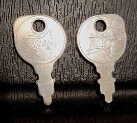 4110012 Polaris Vintage Shooting Star Keys/pair Tx Txl Charger Centurion Mustang