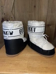 Wild Diva Snow Boot Size 9 Women's. Fixed Price $19.99.